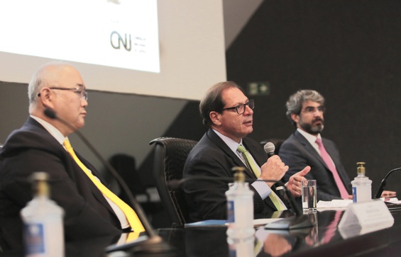 No encerramento, a presença do ministro do STJ Luiz Felipe Salomão, ladeado por Paulo Rebello e Richard Pae Kim