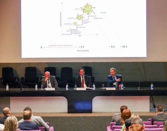 A primeira mesa focou no gerenciamento da saúde e cuidado do paciente. Da esquerda para a direita: presidente dos conselhos do InRad e do InovaHC, Giovanni Guido Cerri; diretor de Normas e Habilitação das Operadoras, Jorge Aquino; e professor titular da Faculdade de Medicina da UERJ, Denizar Vianna Araújo. Foto: Ag. CNJ