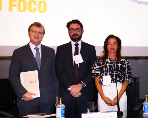 Último painel do dia com o tema Reajuste de Planos de Saúde. Da esquerda pra direita: ministro do STJ Paulo Sanseverino; diretor de Desenvolvimento Setorial, Maurício Nunes; gerente Econômico-Financeira e Atuarial dos Produtos da ANS, Daniele Rodrigues. Foto: Ag. CNJ