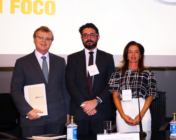 Último painel do dia com o tema Reajuste de Planos de Saúde. Da esquerda pra direita: ministro do STJ Paulo Sanseverino; diretor de Desenvolvimento Setorial, Maurício Nunes; gerente Econômico-Financeira e Atuarial dos Produtos da ANS, Daniele Rodrigues. Foto: Ag. CNJ