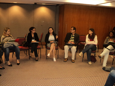 Lucia Alves (ao centro) debate os protocolos de atendimento dos casos de dengue