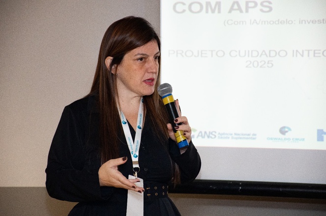 Diretora-adjunta de Desenvolvimento Setorial da ANS, Angélica Carvalho, fala na abertura da Sessão de Aprendizagem Presencial sobre APS