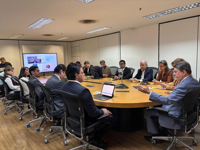 Representantes da ANS e da Hapvida em reunião, na sede da Agência