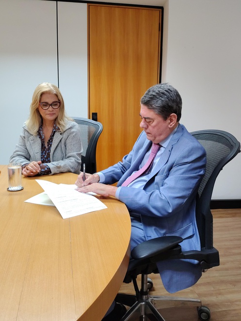 O diretor-presidente da ANS, Wadih Damous, assina o termo com a AbbVie Farmacêutica