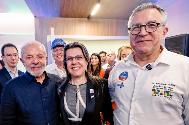 O presidente da República, Luiz Inácio Lula da Silva, a diretora-presidente da Agência Nacional de Saúde Suplementar (ANS), Carla Soares, e o ministro da Saúde, Alexandre Padilha, no hospital Ariano Suassuna. Foto: Ricardo Stuckert/Presidência da República Fotografia