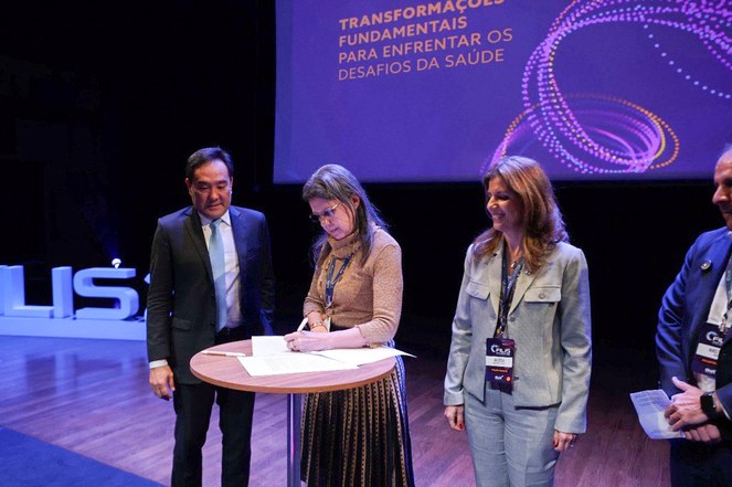 A diretora-presidente interina, Carla Soares, assina o memorando de intenções pela ANS