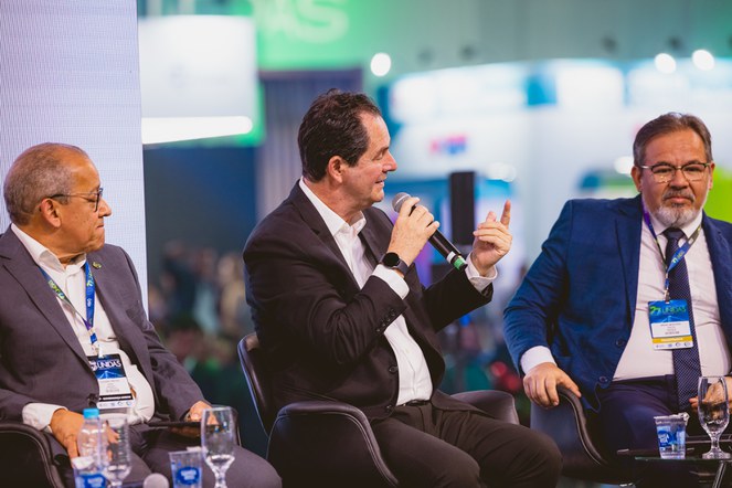 O presidente da Unidas, Cleudes Freitas, o diretor de Normas e Habilitação de Operadoras, Jorge Aquino, e o presidente da CNSaúde, Breno Monteiro na mesa de abertura do Congresso da Unidas