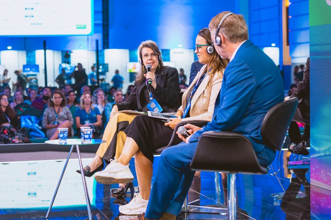 A diretora-adjunta de Normas e Habilitação dos Produtos da Agência, Carla Soares, como moderadora do painel sobre novos modelos de Gestão de Saúde com IA