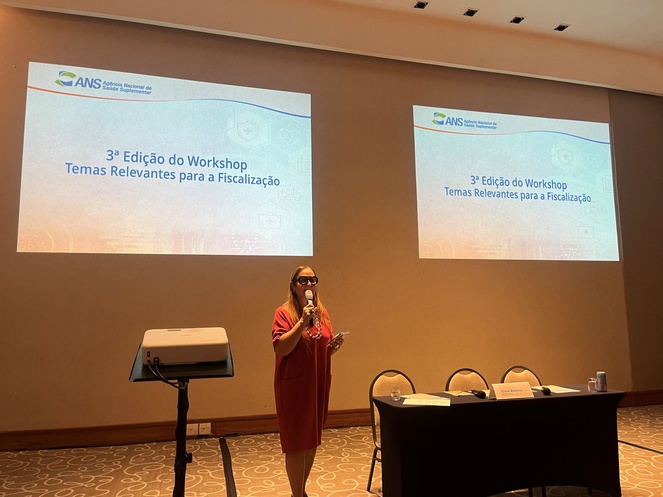 A diretora de Fiscalização da ANS, Eliane Medeiros, abre evento no Rio de Janeiro