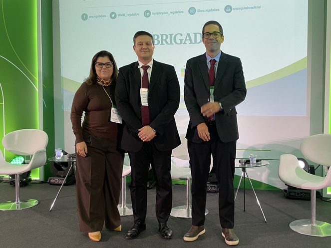 A gerente-geral de Operações Fiscalizatórias, Carolina Gouveia, o diretor-adjunto de Fiscalização, Marcus Braz, e o coordenador de Assuntos Normativos e Institucionais, Alex Urtado no final do painel que debateu o Novo Modelo de Fiscalização da ANS