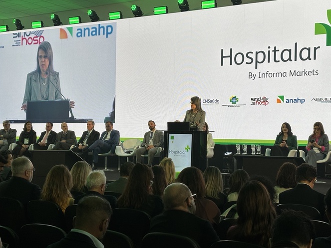 Diretora-presidente interina da ANS, Carla Soares, participa da abertura da feira hospitalar
