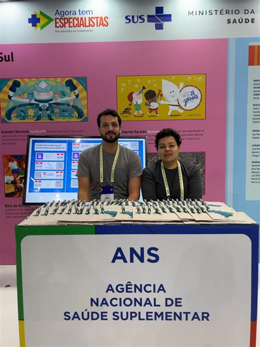 Equipe da ANS no estande dedicado ao compartilhamento de informações sobre as ações da reguladora
