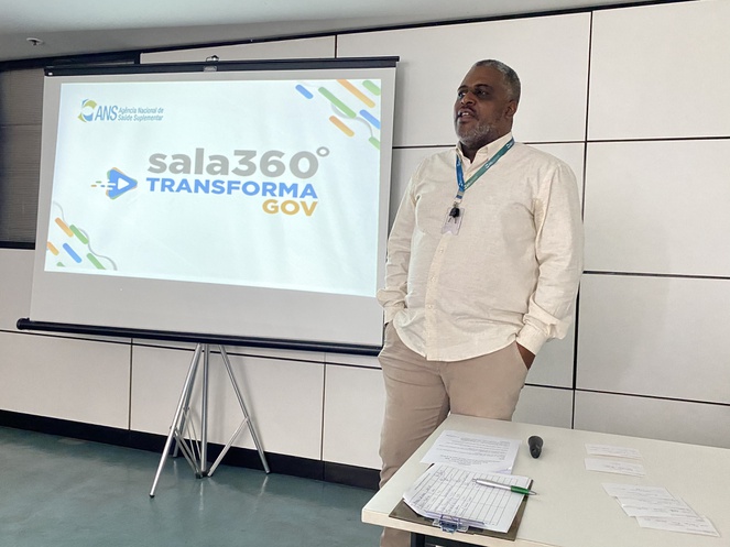 Fabiano Batista, gerente de Administração e Serviços de Infraestrutura da ANS, apresentando o Espaço 360º