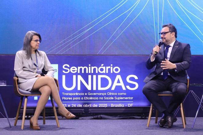 Diretora-presidente interina, Carla Soares, participa da mesa de abertura do 16º Seminário Unidas