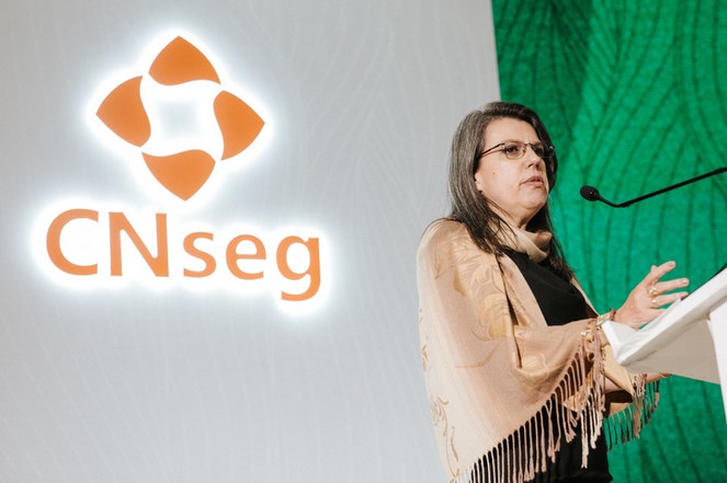 Diretora-presidente interina, Carla Soares, discursa no lançamento da Agenda Institucional do Setor Segurador 2025, do CNSeg