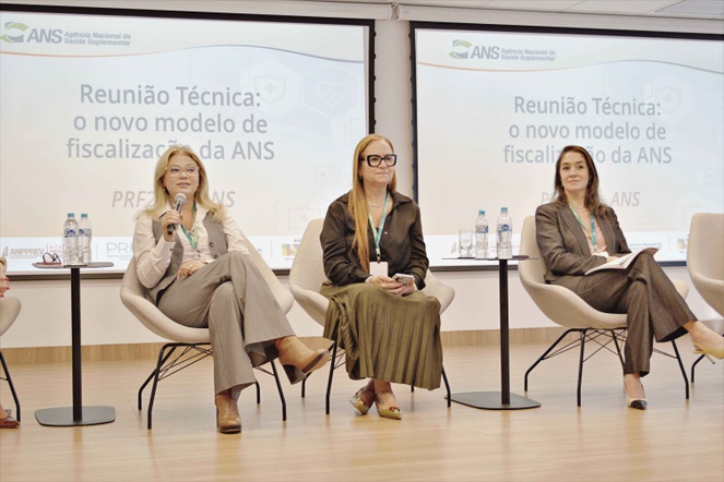 Diretoras Lenise Secchin, Eliane Medeiros e a procuradora Adriana Venturini na mesa de abertura do evento