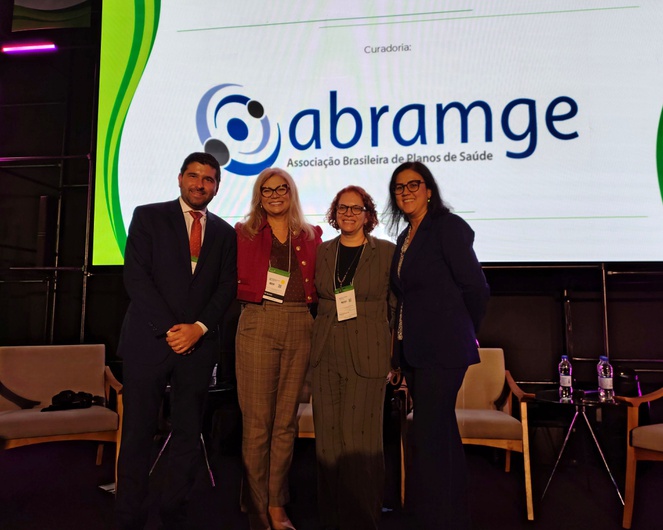 O diretor executivo da Abramge, Marcos Novais, a diretora de Normas e Habilitação dos Produtos da ANS, Lenise Secchin, a presença da CEO da Laços Saúde e ex-diretora da ANS, Martha Oliveira, e a superintendente de ATS e Cobertura Assistencial da FenaSaúde, Hellen Miyamoto debatem Avaliação de Tecnologias em Saúde