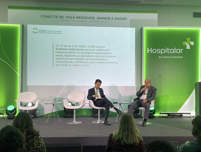 A mesa seguiu com o debate entre o diretor-adjunto de Desenvolvimento Setorial, Andrey Corrêa, e o coordenador de Contratualização, Carlos Ximenes