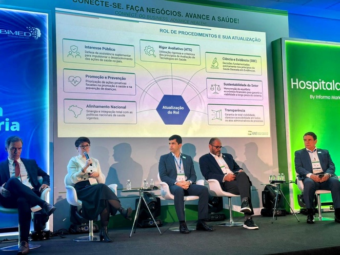 A diretora-adjunta de Normas e Habilitação dos Produtos, Dominic Lourenço durante o painel Instâncias de ATS no Brasil: peculiaridades e necessidades do SUS e da Saúde Suplementar e relação com o processo de registro sanitário, promovido pela Abimed