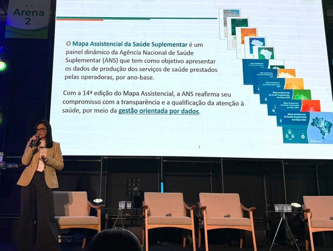A assessora de Informações Assistenciais, Flávia Tanaka, fala sobre o Mapa Assistencial da Saúde Suplementar durante o Congresso ANS