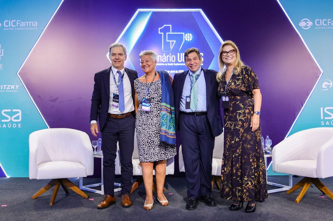 A diretora de Normas e Habilitação dos Produtos da ANS, Lenise Secchin, durante o painel “Acesso: quem define o preço da inovação?”, ao lado de representantes da Abramge, Unimed e IESS