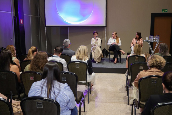 A diretora-adjunta de Normas e Habilitação dos Produtos da ANS, Dominic Lourenço, ao lado de Athina Luiza Bamihas, responsável técnica da FAPES/BNDES, e Emanuella Faheina Chaves Caminha, diretora do grupo Camed, durante a oficina “Visão estratégica para sustentabilidade em odontologia”, realizada no 17º Seminário Unidas
