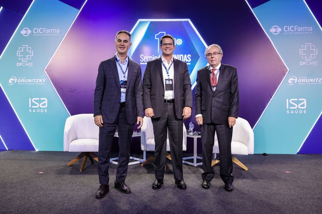 Da esquerda para a direita, Francisco Antonio Tavares Junior, CEO da Unimed Natal; César Serra, diretor-adjunto de Normas e Habilitação das Operadoras da ANS; e Marcos Roberto Moreira Ribeiro, diretor-presidente da CASU/UFMG, durante o painel “O financeiro no centro da estratégia: Sustentabilidade na prática”