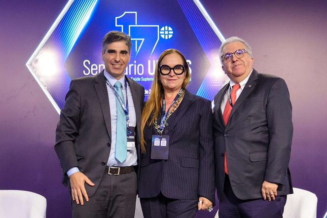 A diretora de Fiscalização da ANS, Eliane Medeiros (centro), entre Werner Dall (esquerda), presidente do conselho deliberativo da UNIDAS e diretor-presidente da Abertta Saúde, e José Luiz Toro (direita), consultor jurídico da entidade