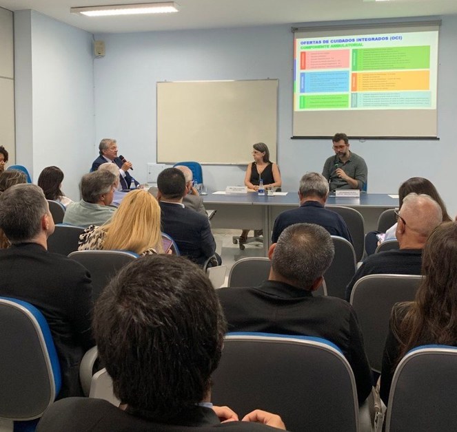 A diretora de Gestão da ANS, Carla Soares, participa de debate durante o evento