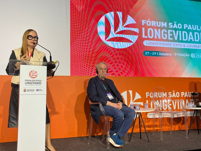 Diretora Eliane Medeiros em painel durante o Fórum São Paulo da Longevidade
