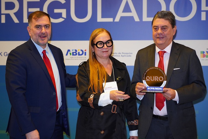 Diretora de Fiscalização, Eliane Medeiros, e diretor-presidente da ANS, Wadih Damous, recebem Selo Ouro de Boas Práticas Regulatórias do MDIC