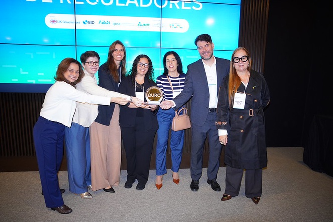 Representantes da ANS com o Selo Ouro de Boas Práticas Regulatórias durante evento do MDIC