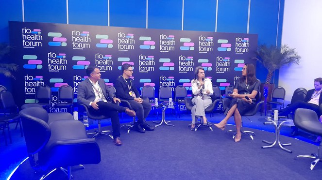 a diretora de Gestão interina, Carla Soares, durante o painel "Como o marco regulatório pode ajudar a diminuir a judicialização na saúde" no #RHF