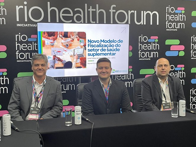 Da esquerda para a direita, o assessor de Informações e Sistemas, Márcio Nunes, o diretor-adjunto de Fiscalização, Marcus Braz, e o assessor normativo de Fiscalização Gustavo Campos em painel específico da ANS no #RHF