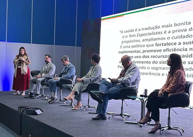A diretora-adjunta de Gestão, Angélica Carvalho, participa de debate sobre o programa Agora Tem Especialistas