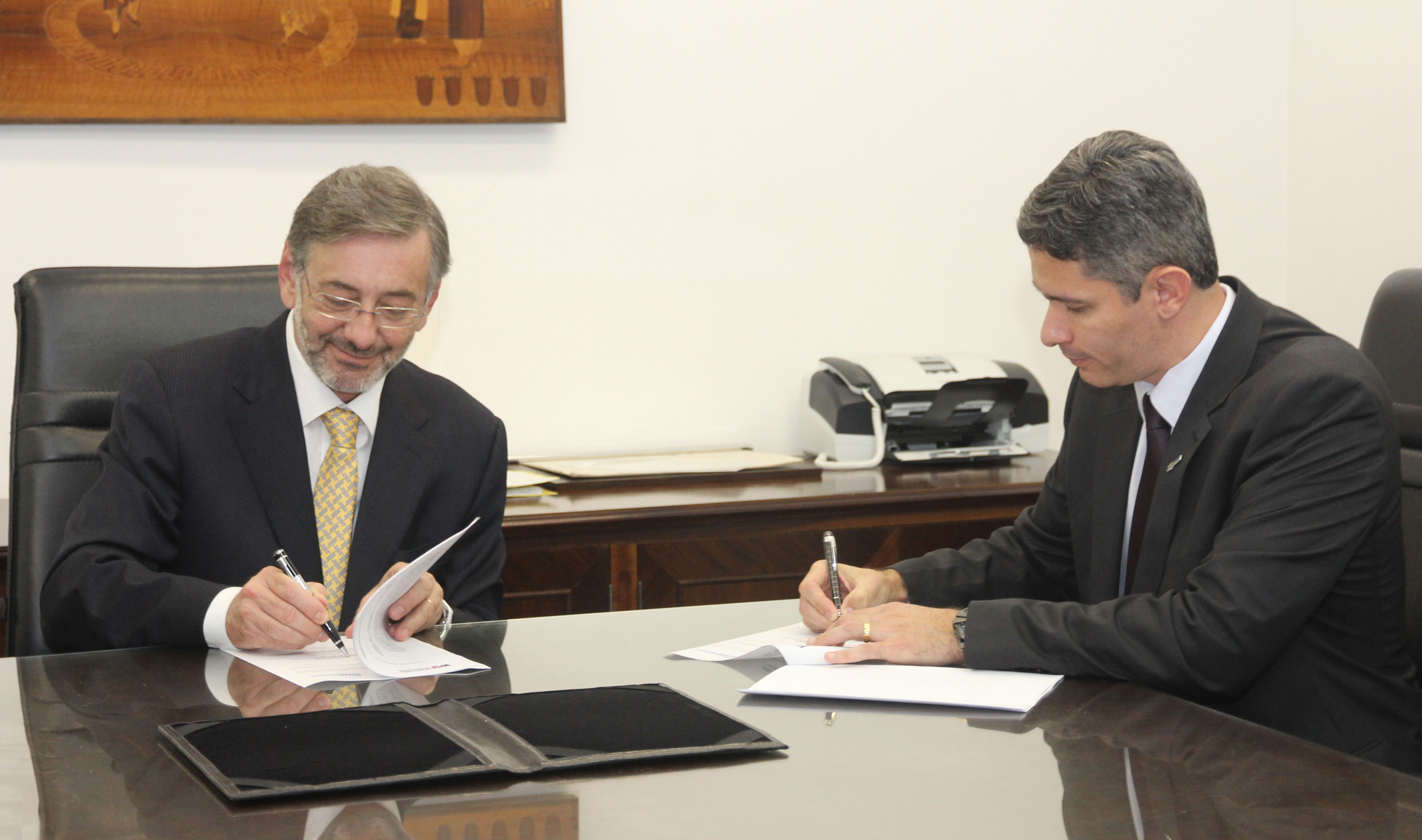 Secretário-geral da ANS, Luis Gustavo, e o procurador-geral de Justiça, Márcio Fernando Elias Rosa assinam acordo de cooperação técnica entre as duas instituições