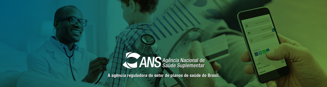 Médico sorrindo usando um estetoscópio em uma criança.