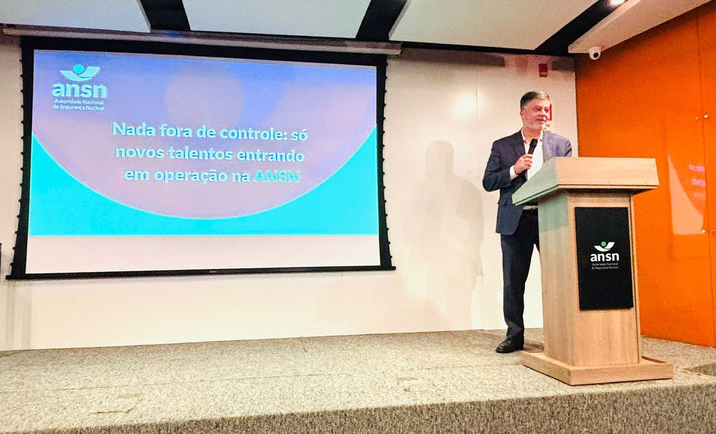 Alessandro Facure fez a abertura na cerimônia, ressaltando que a missão mais importante da ANSN é o controle de fontes radioativas, fiscalização e zelar pela segurança.  (Fotos: Bianca Wendhausen/ANSN)