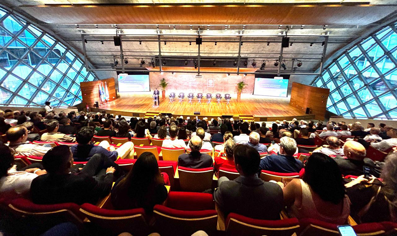 Auditório do Centro Cultural da FGV ficou lotado; Alessandro Facure abriu a cerimônia com um restrospecto de um ano da ANSN e agradecimento a servidores, colaboradores e parceiros. (Bianca Wendhausen/ANSN)