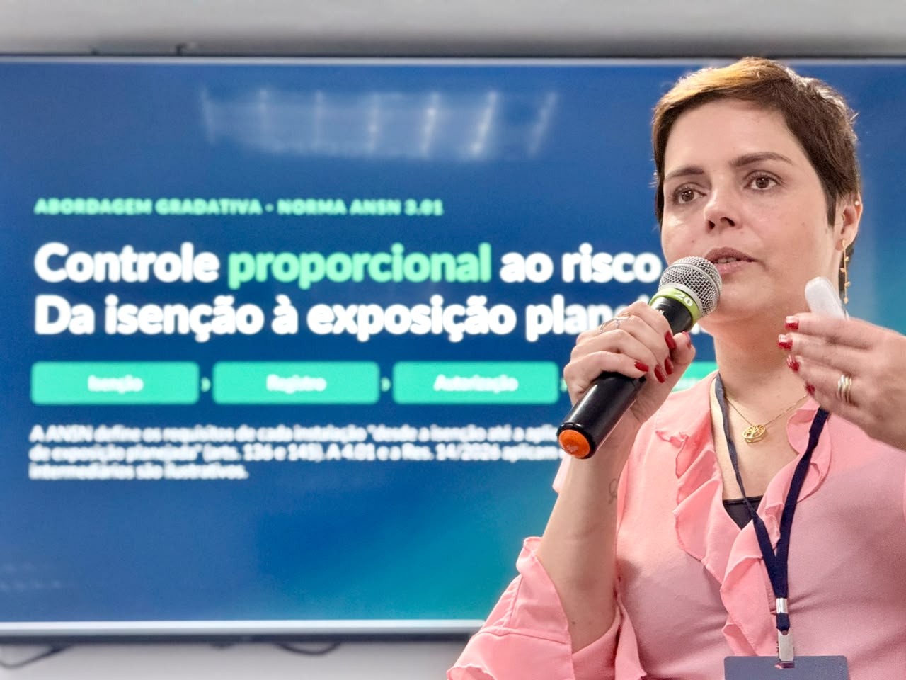 Daniela Rey, apresentou os principais aspectos do controle regulatório voltado à proteção radiológica em atividades que envolvem NORM. (Filipe Dionísio/ANSN)