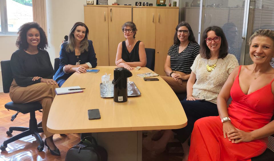 Daniele Santiago e Jaqueline Corrêa (à esqeurda) foram recebidas por equipe da DIRC.