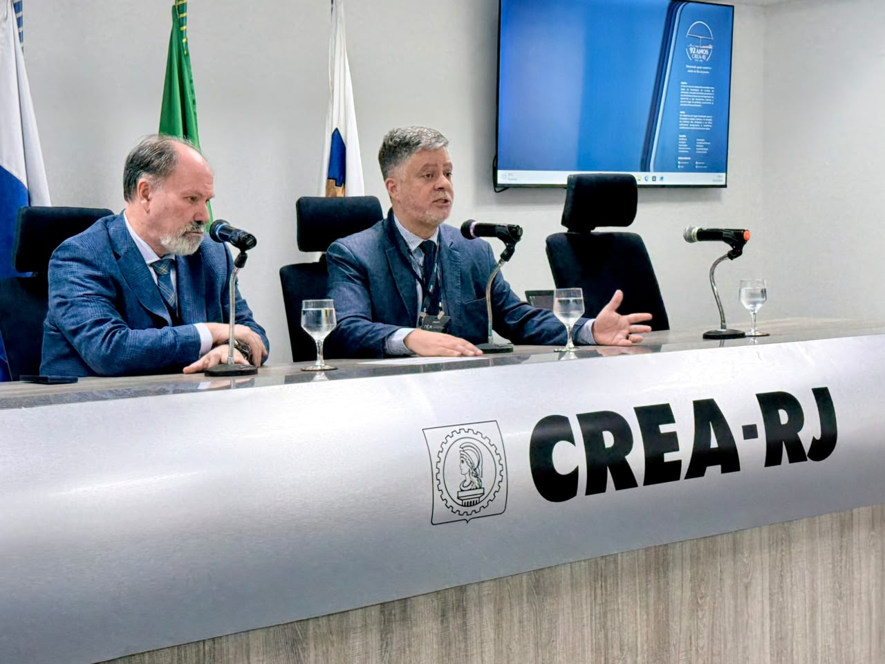 Celso Cunha e Alessandro Facure convergem quanto à importância de gestão eficiente para materiais radioativos de ocorrência natural. (Filipe Dionisi o/ANSN)