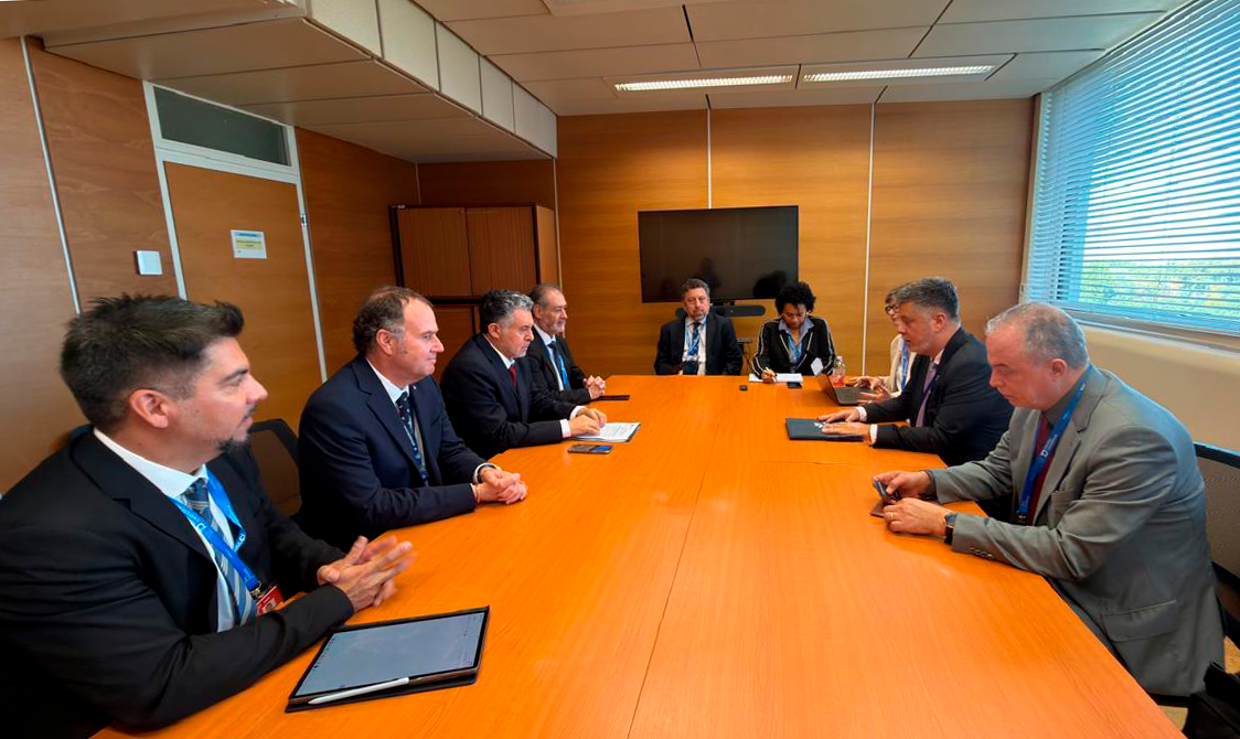 À esquerda: Richard González, diretor executivo da CCHEN; Harry Jurgensen, embaixador do Chile em Viena; Hugo Briones, ministério da Energia; e Marcelo Urrutia, chefe da Divisão de Energias Sustentáveis do Ministério da Energia chileno;  à frente e à direita, a comitiva da |ANSN (Ana Paula Freire/ANSN)