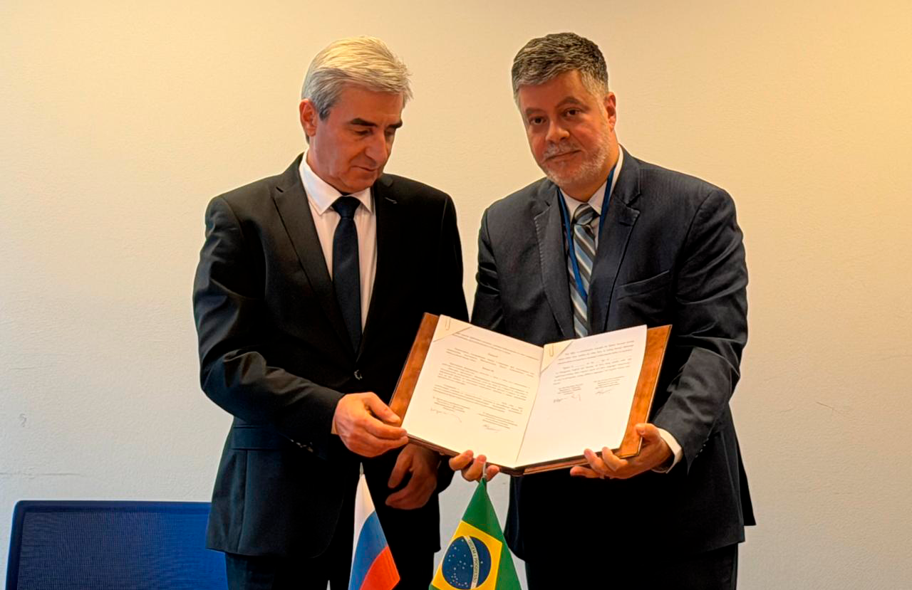 Alexander Trembitskiy, presidente da Rostechnadzor, e Alessandro Facure, presidente da ANSN, após formalização do acordo. (Ana Paula Freire/ANSN).