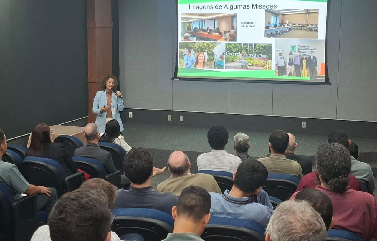 Flávia Teixeira destacou a relevância estratégica da missão IRRS para o Brasil.