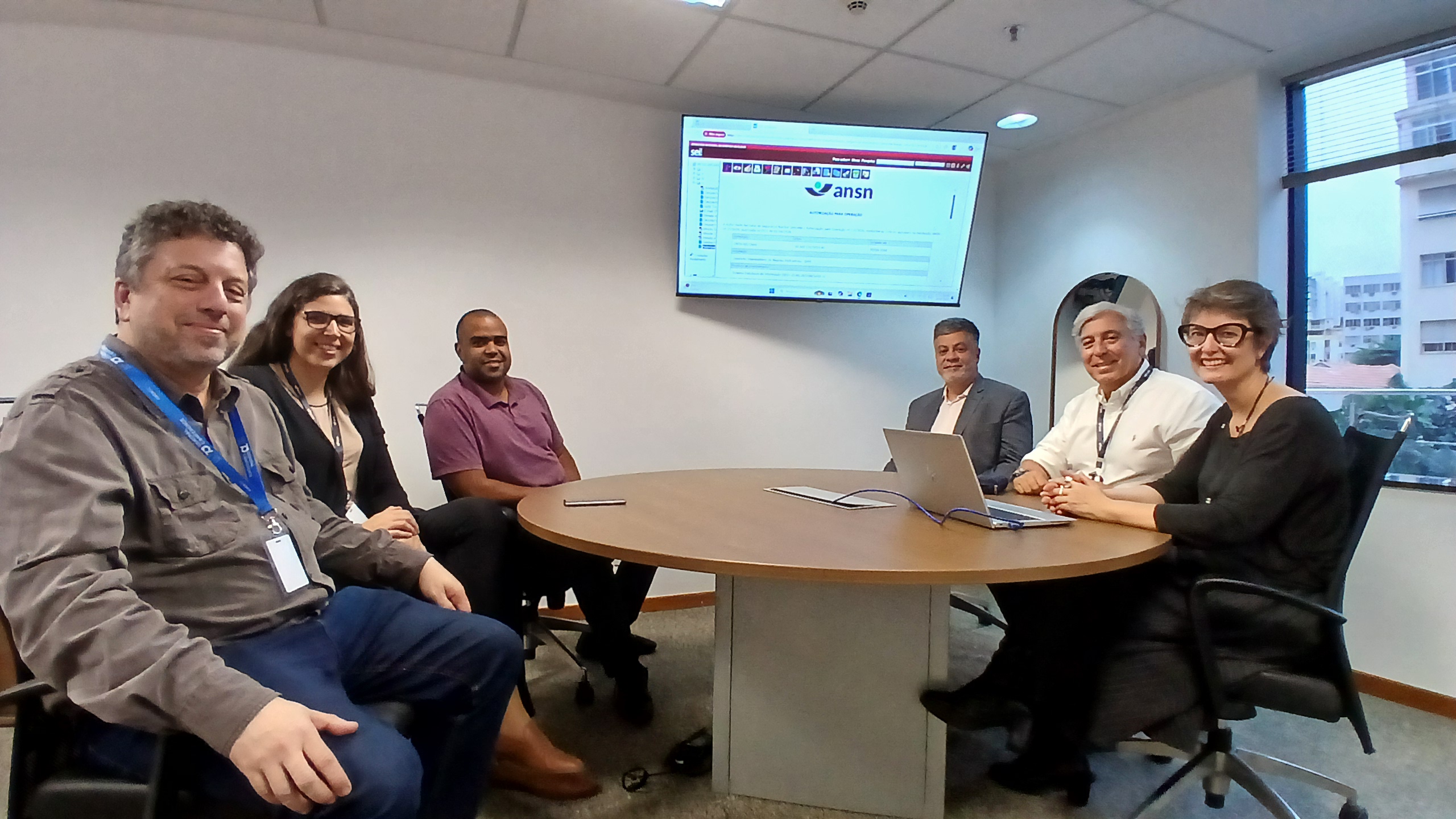 Equipe da DIRC, liderada pela diretora Lorena Pozzo, com o chefe de Gabinete, Ricardo Gutterres, e o diretor-presidente, Alessandro Facure: momento histórico para a ANSN (Filipe Dionísio/ANSN)