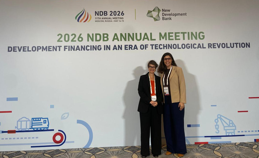 A diretora de Instalações Radiativas e Controle, Lorena Pozzo, e sua assistente técnica, Samira Carvalho, representando a ANSN no seminário.