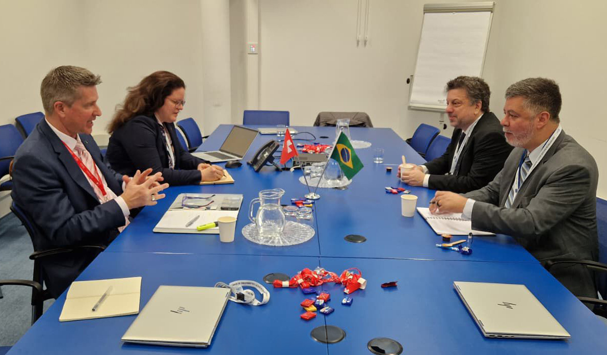 Alessandro Facure, acompanhado do chefe de Gabinete, Ricardo Gutterres (à direita), durante reunião com o diretor-geral da ENSI, Marc Kenzelmann.