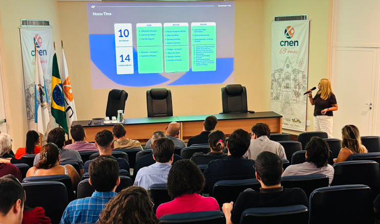 Coordenadora-geral de Administração e Logística, Albanici Oliveira, durante sua apresentação.