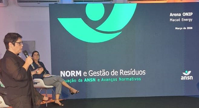 Daniela Rey abordou os principais desafios associados à presença de NORM em instalações petrolíferas, como riscos de exposição ocupacional e ambiental.